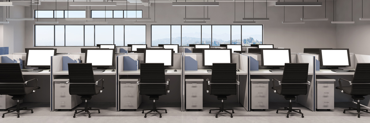 Panorama mit Büro und vielen Monitoren am Arbeitsplatz